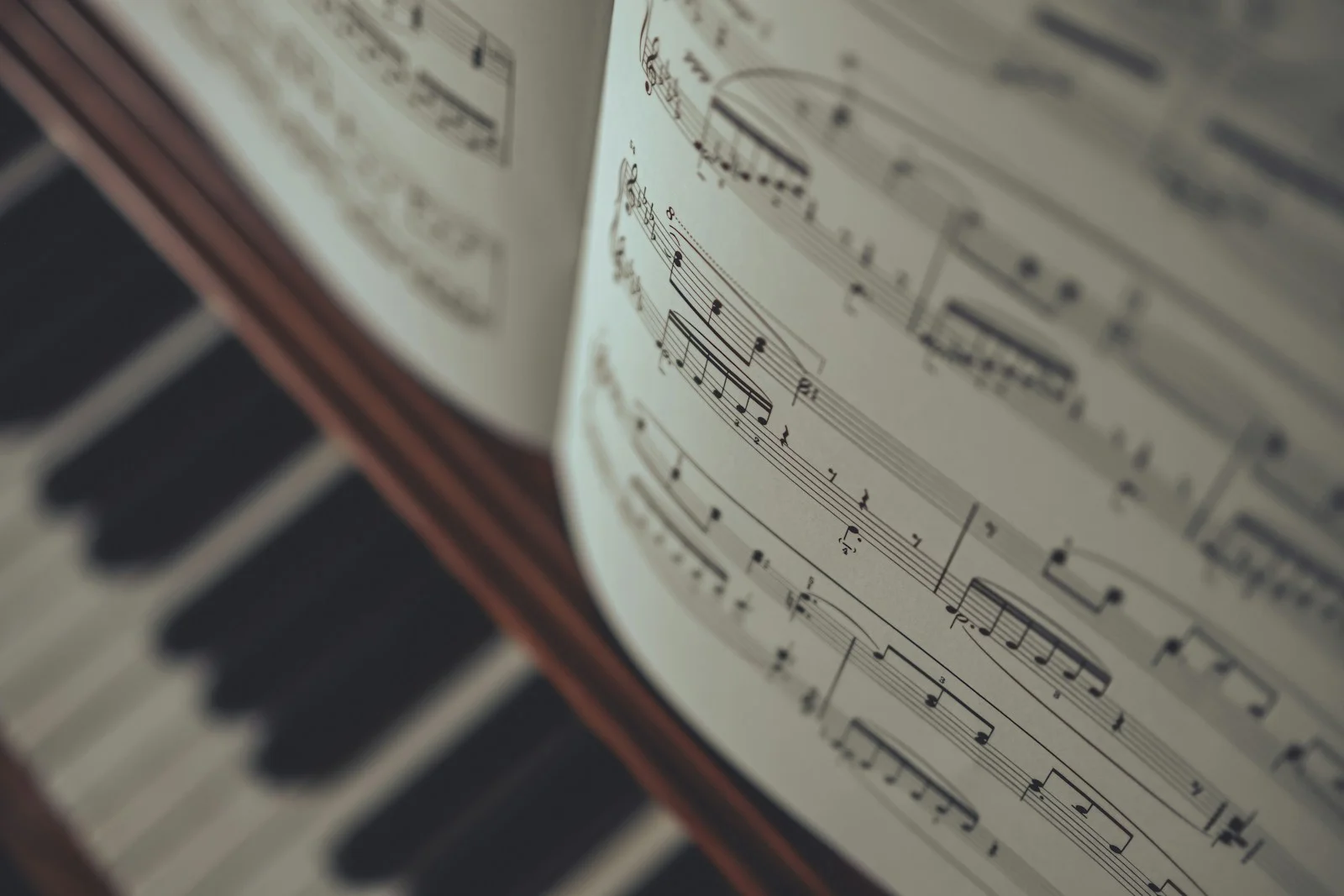 Partitura musical abierta sobre un piano